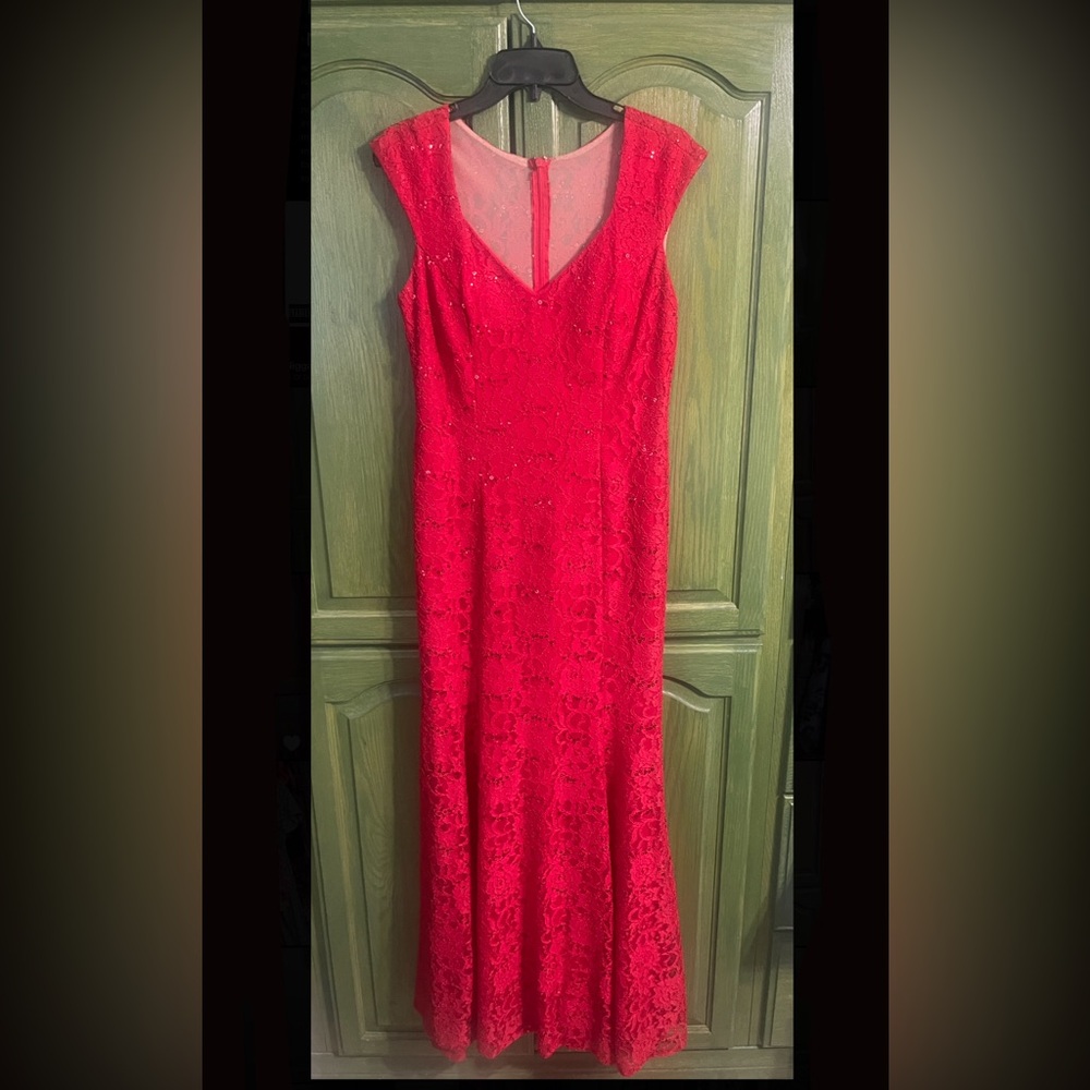 Elegant Red Lace Evening Dress